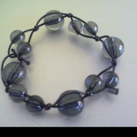 Černý náramek na gumičku s kuličkami