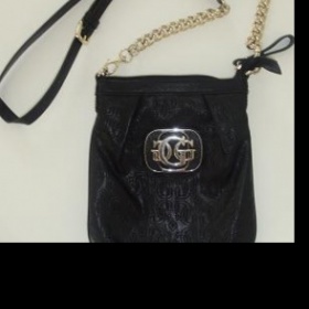 Messenger Guess černé barvy se zlatým logem