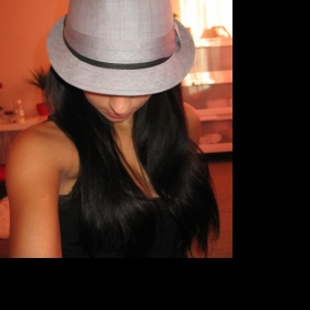 Světle šedý klobouk Amisu