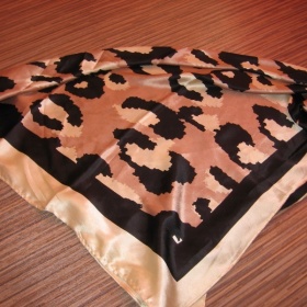 Hnědý hedvábný šátek s leopardím vzorem Asos - foto č. 1