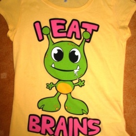 Zářivě žluté triko s ufonem z New Yorkru