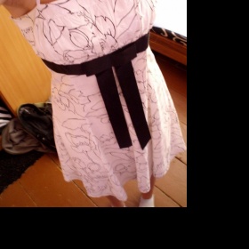 Bílé šaty s kytkami a černou mašlí  no name