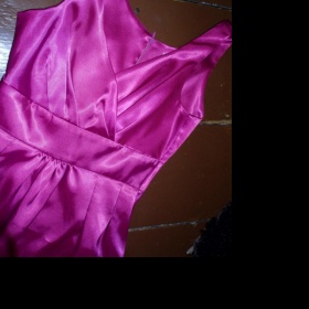 Sytě růžové šaty Orsay