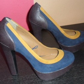 Farebné boty na podpatku - anglicko/atmosphere - foto č. 1