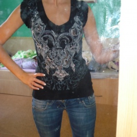 Tričko černé, holá záda