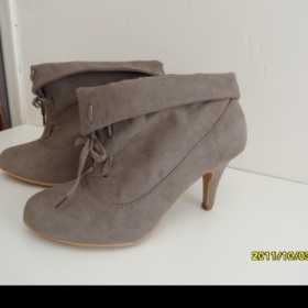 Jakou bundu, vestu nebo sako k šedivým botičkám a šedivé sukni?