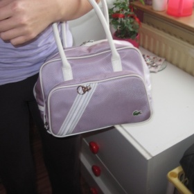 Světle fialkovo bílá kabelka lacoste
