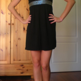 Černé šaty s nastavitelnými ramínky