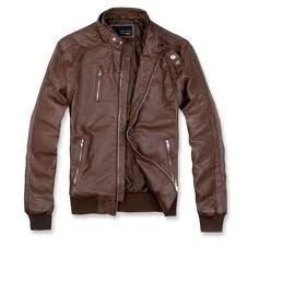 Šátek k tmavě hnědé kožené bundě