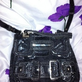 Tmavě modrá kabelka Guess