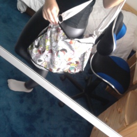 Velká barevná kabelka s květovaným vzorem