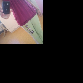 Tmavě růžové tílko, vepředu volné