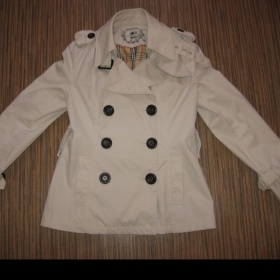 Béžový trenchcoat s dvěma řadami hnědých knoflíků - foto č. 1