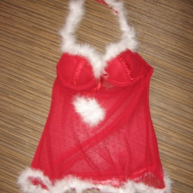 Rudá krajková košilka a kalhotky tanga paní Santové s bambulkami