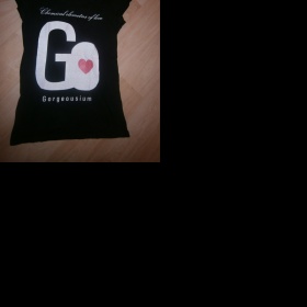 Černé tričko s potiskem z Kenvela