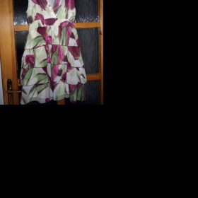 Šaty s potiskem fialových tulipánů zeleno - bílé barvy