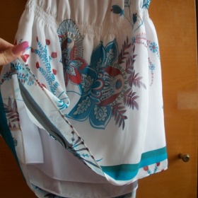 Barevný top Guess s volnými zády, styl babydoll