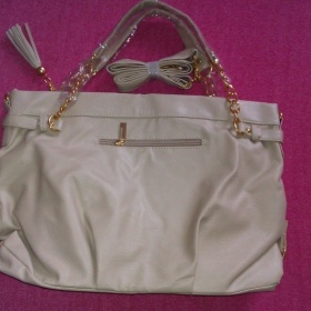 Béžová kabelka se zlatými akcenty