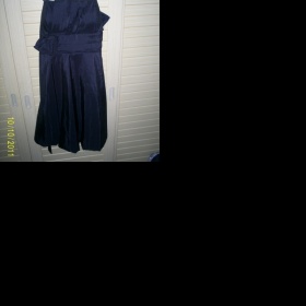 Červený doplněk k černým šatům