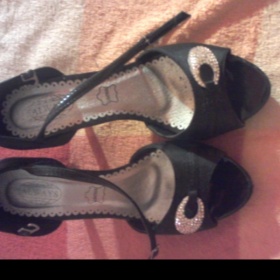 Černé lodičky s kamínky