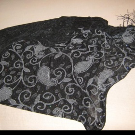 Černý šátek s ornamenty a třpytkami - foto č. 1
