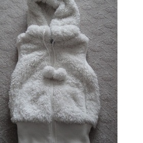 Vesta chlupatka bílá s bambulkami a kapucí - foto č. 1