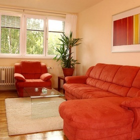 Pohovka s vysokým opěradlem a hlubokým sedákem