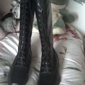 Černé dámské zimní gothic kozačky s efektním šněrováním - foto č. 1