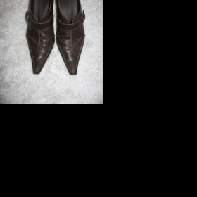 Tmavě hnědé kotníčkové kozačky koně se zlatou sponou