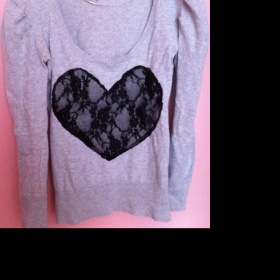 Šedivý svetřík se srdíčkem/Tally Weijll