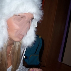 Bílá chlupatá ušanka