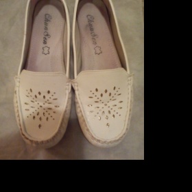 Bílé mokasíny se zdobením