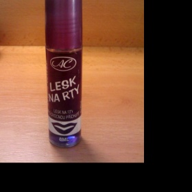 Fialový lesk na rty od  AC