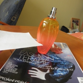 Escada Sunset Heat cca 20 ml + Elle listopad - foto č. 1