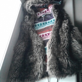 Chlupatá hnědá vesta s bambulkami Kenvelo