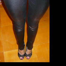 Lesklé koženkové legíny - foto č. 1