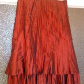 Tmavá, vínově červená sukně mačkaného vzhledu