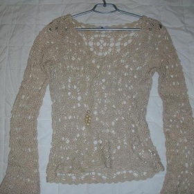 Háčovaný béžový svetr Orsay s rozšířenými rukávy