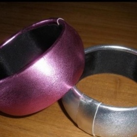 Koupím růžové (nebo fialové) metalické doplňky