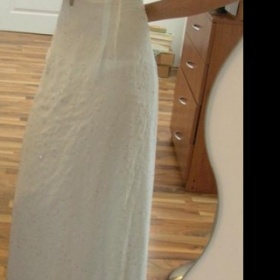 Dlouhé bílé společenské šaty z butiku se sněrováním - foto č. 1