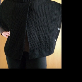 Černé pletené pončo s rolákem a knoflíčky Pimkie