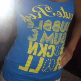 Modré tílko s nápisy Fishbone