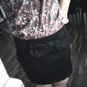 Černá uplá sukně s mašlí