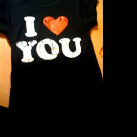 Černé tričko bez výstřihu z Newyorkeru