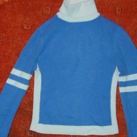 Modrý sportovní svetr