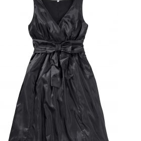 Doplňky k černým šatům pro zrzku