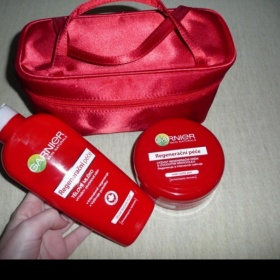 Garnier červený-mléko a krém v dárkové taštičce