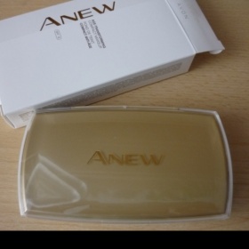 Tuhý make-up s omlazujícím účinkem Anew