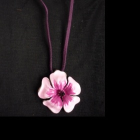 Fialový náhrdelník s květem