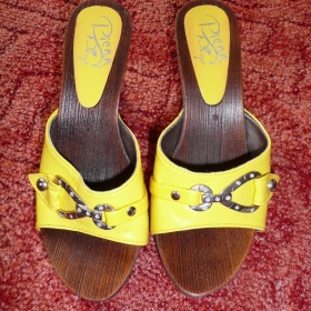 Žluté pantofle dřeváčky a klínku vel. 36